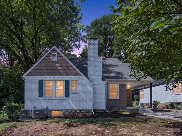 818 East St, Parkville, MO 64152
