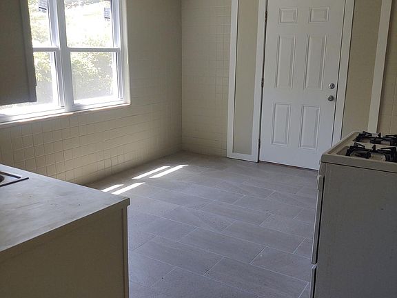 4th image of 633 4th St #C