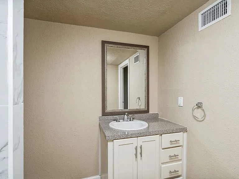 1000 Qualia Dr — Photo 17