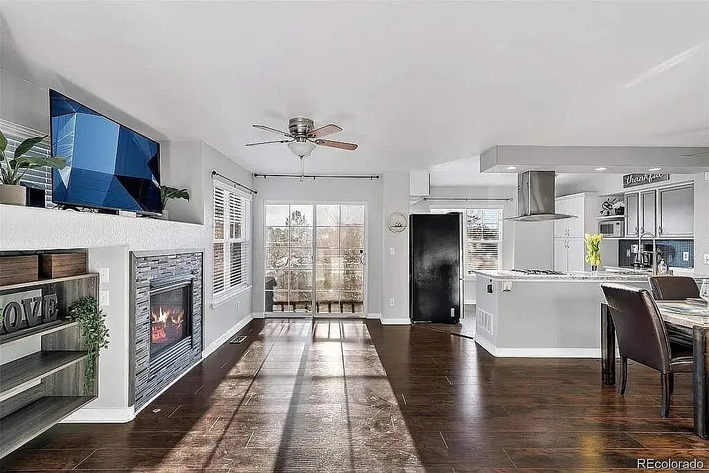 3 bed, 3.5 bath, 1938 sqft, $2,650 — Photo 3