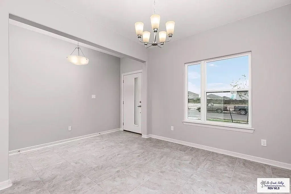 3 bed, 2.0 bath, 1304 sqft, $2,100 — Photo 3