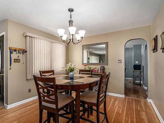 3rd image of 2822 Calumet Ave