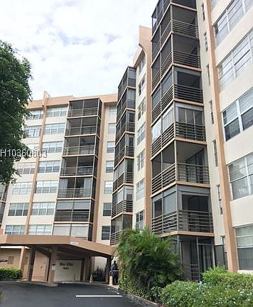 4th image of 1000 Saint Charles Pl Ph 10