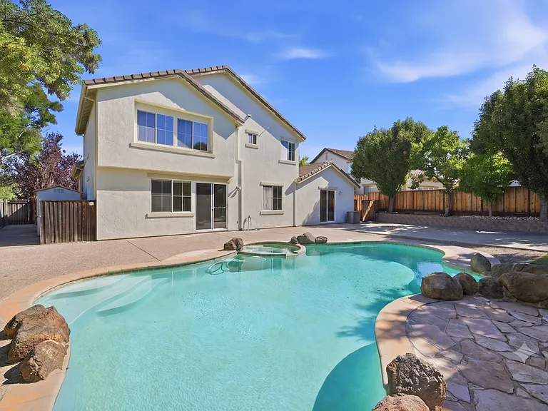 4501 Thoroughbred Ct — Photo 37