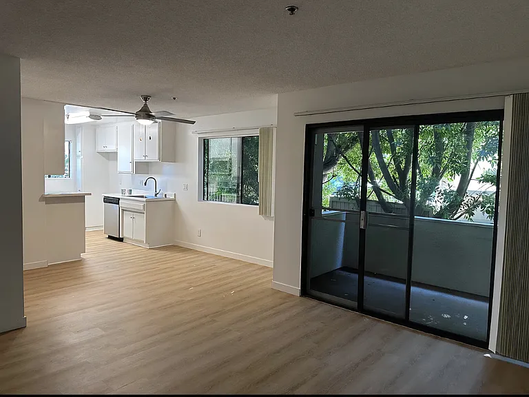 Encino Majestic — Photo 28