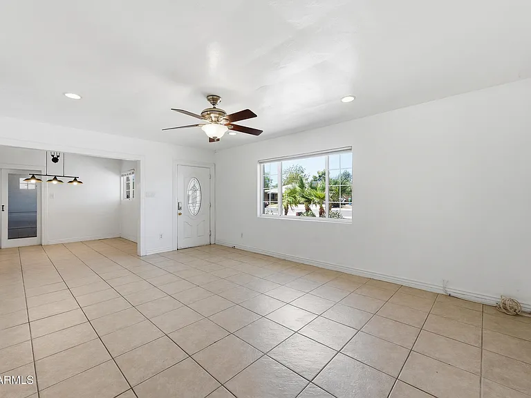 1031 E Vermont Ave — Photo 5