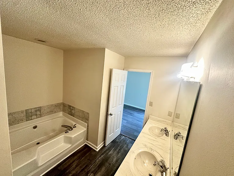4105 Wooddale Ln — Photo 15