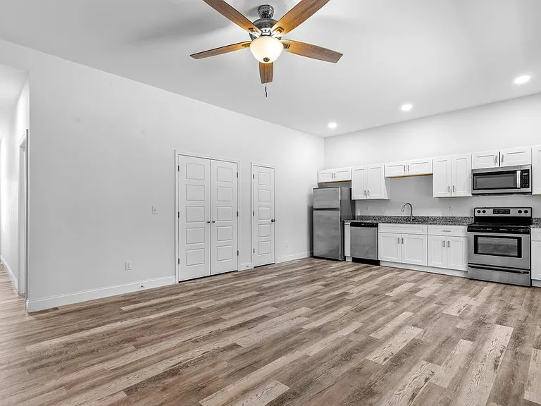 1213 N Chamberlain Ave — Photo 3