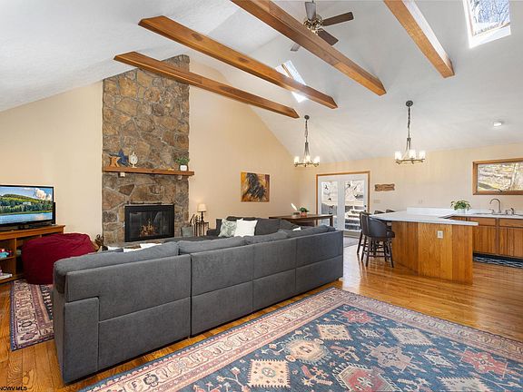 5th image of 264 Daisy Dr
