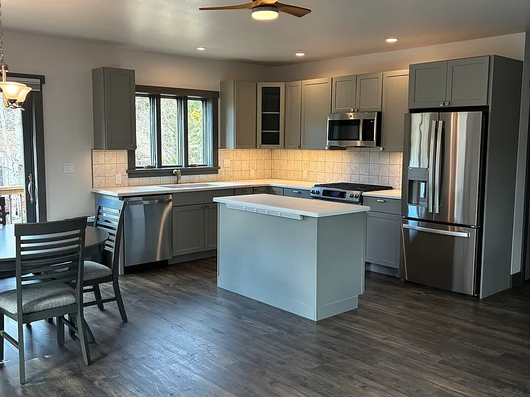 585 W Pine St — Photo 4