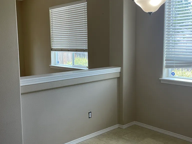 596 Cameron St NE — Photo 7