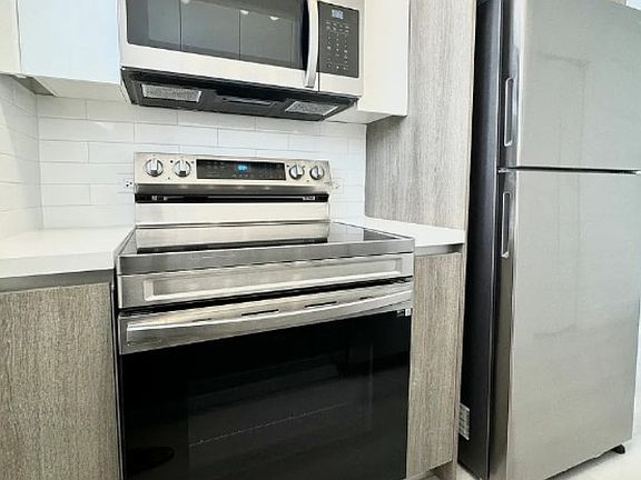 2nd image of 940 Jefferson Ave APT 13