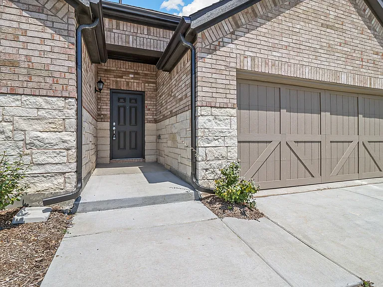 2755 Rambling Rd — Photo 2