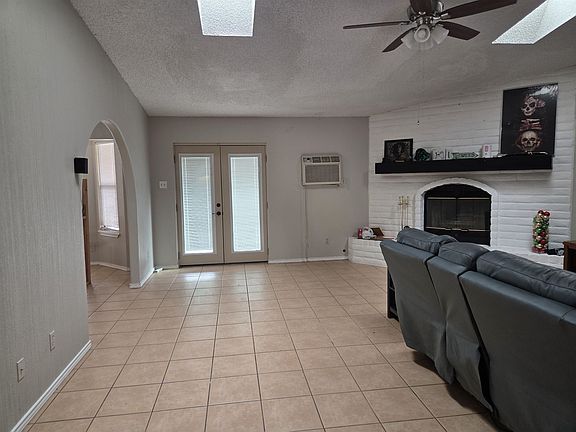 5th image of 1389 Columbia Ave