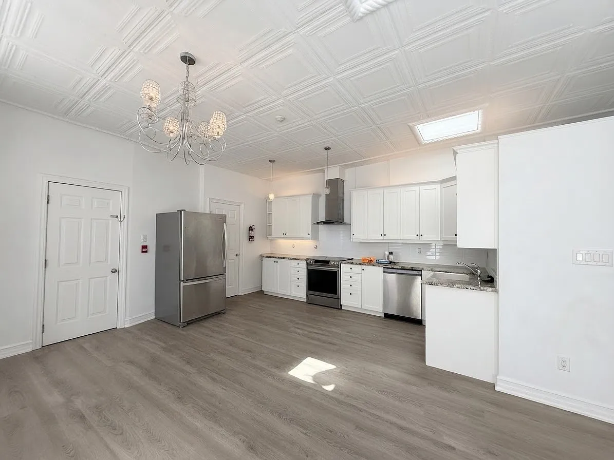 385 Jane St - Upper Front — Photo 3