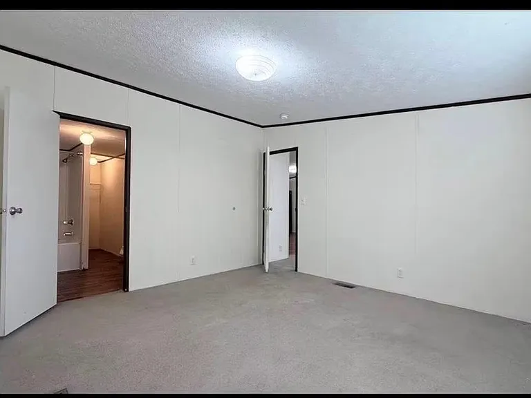 1430 W Howard Ln — Photo 13