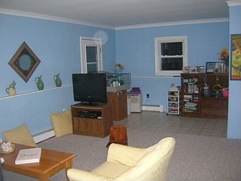 SPACIOUS FAMILY ROOM