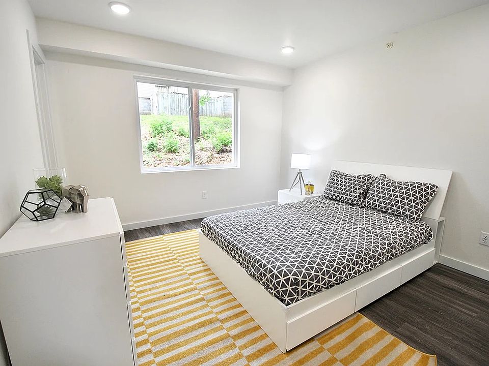 Primary bedroom w/private bath