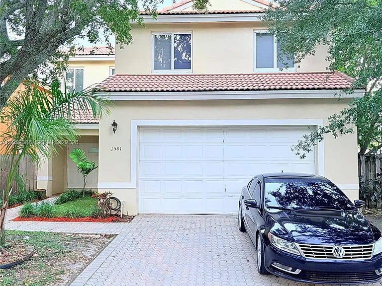 1581 SW 106th Ave — Photo 1