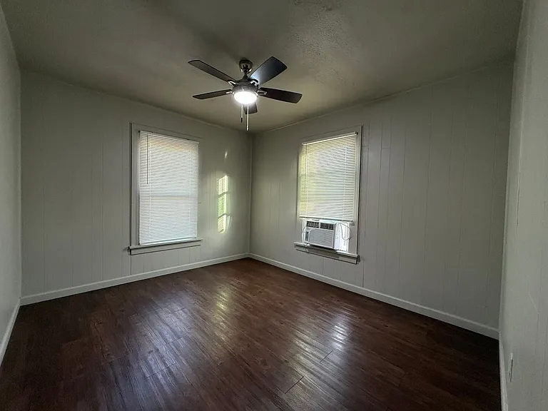 621 Philippine St — Photo 11