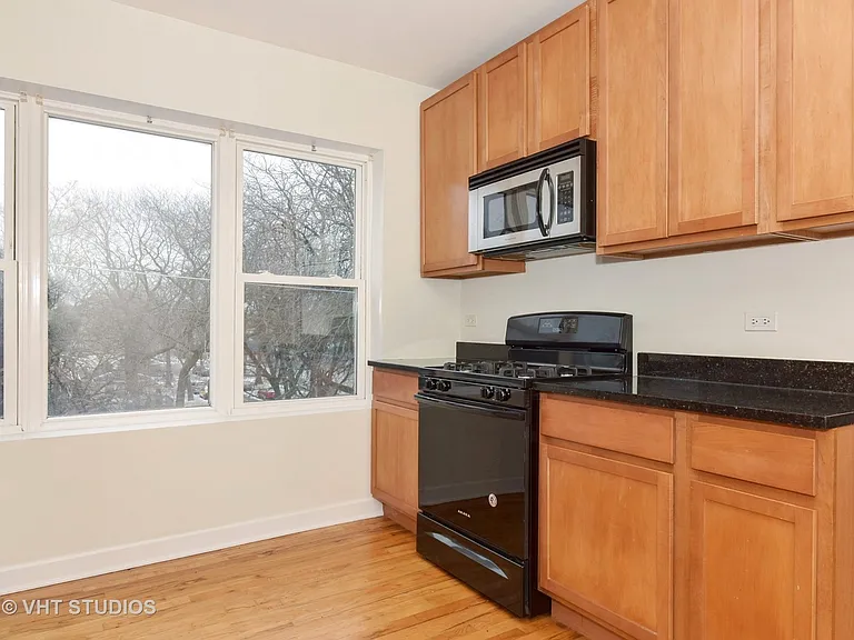2552 W Rosemont Ave #3 — Photo 4