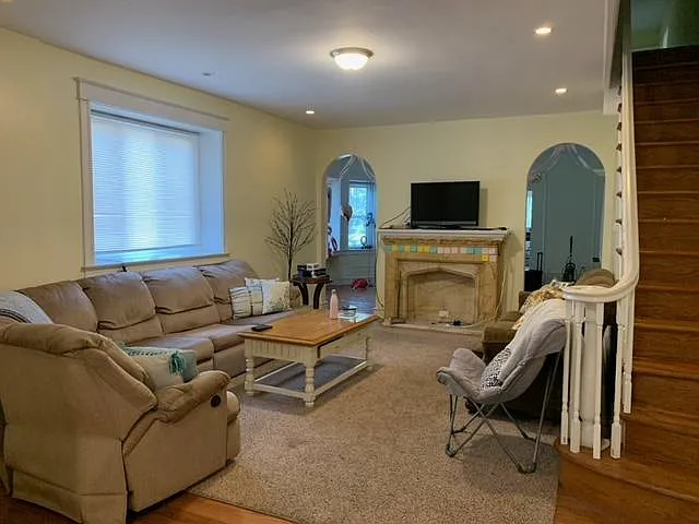 9 bed, 5.5 bath, 2300 sqft, $5,400 — Photo 3