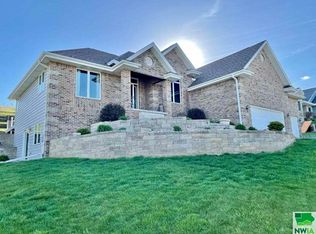 883 Springbrook Dr, Hinton, IA 51024