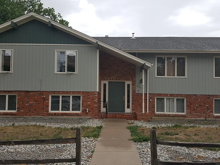 602 Pike Ave — Photo 1