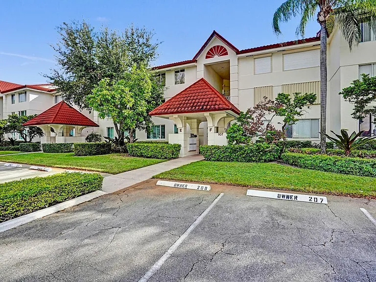 107 Half Moon Cir #H1 — Photo 6