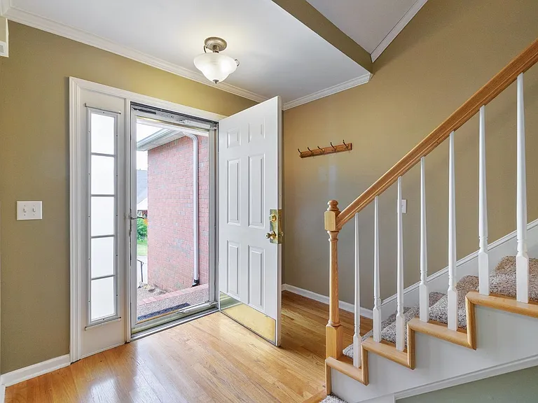 7037 Mooreland Ct — Photo 3