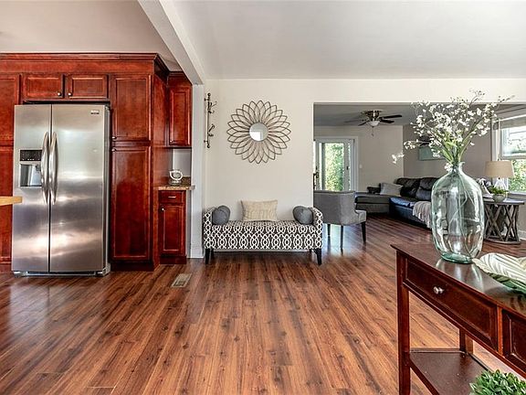 5th image of 476 Capen Blvd