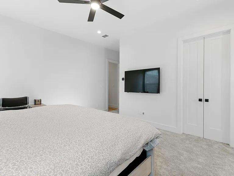 2513 Winnetka Ave — Photo 9