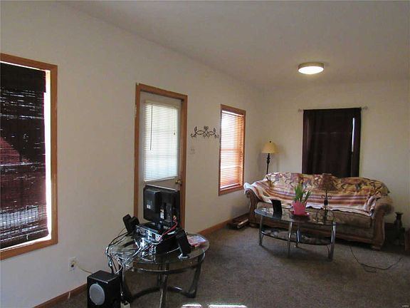 4th image of 207 Oak St