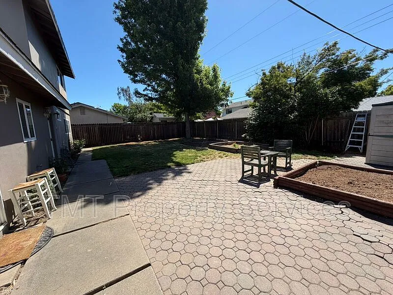 5 bed, 2.0 bath, 1850 sqft, $2,999 — Photo 2