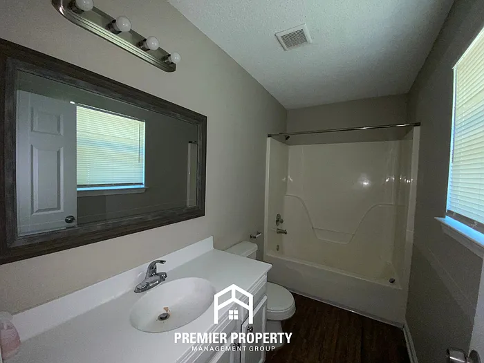 2584 Parkview Dr — Photo 11
