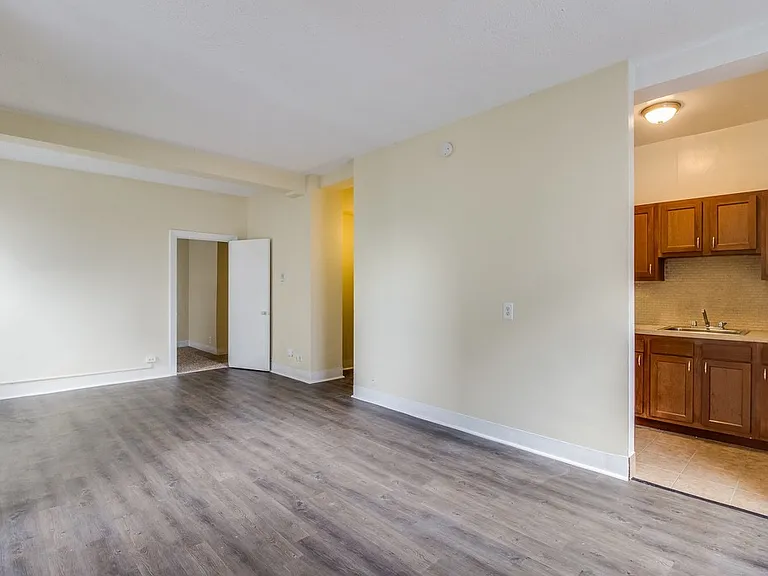 New Cadillac Square Apartments — Photo 2