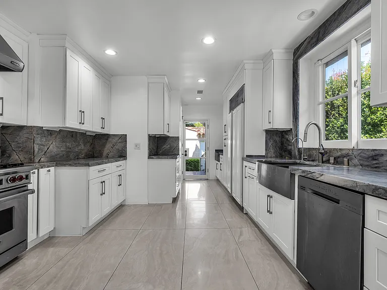1521 Midvale Ave — Photo 32