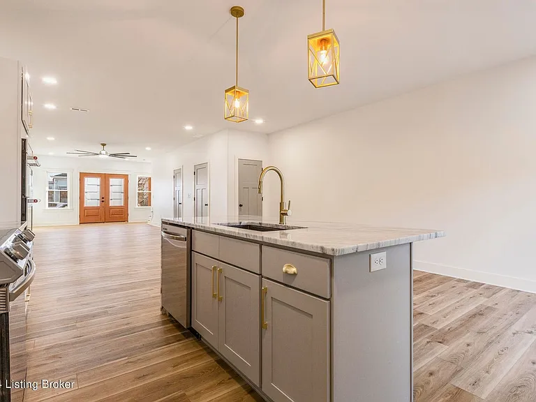 923 E Oak St — Photo 20