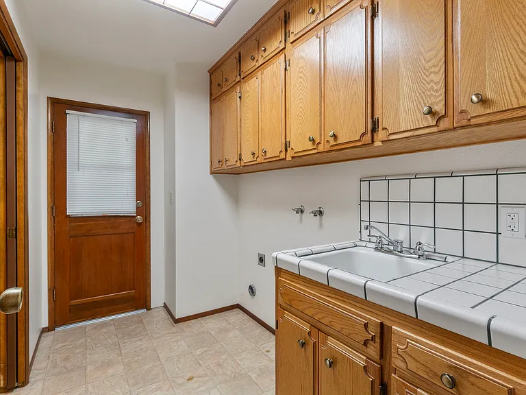 6469 N San Pedro Ave — Photo 22