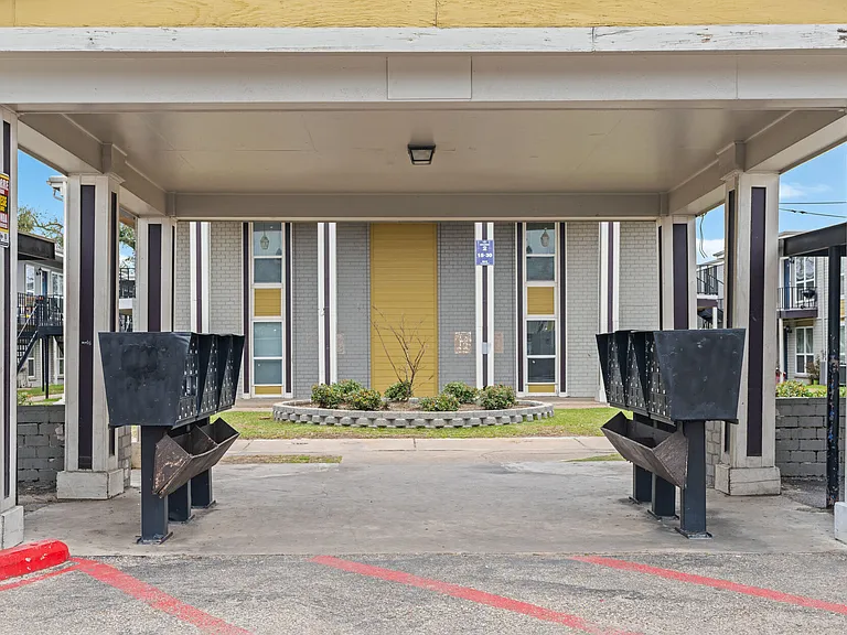 Plaza on Hammerly — Photo 40