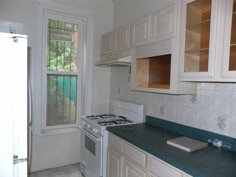 2nd image of 142 East 35th Street