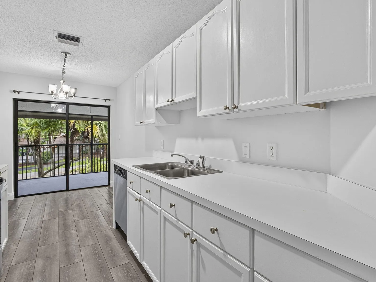 3 bed, 2.0 bath, 1417 sqft, $2,800 — Photo 1