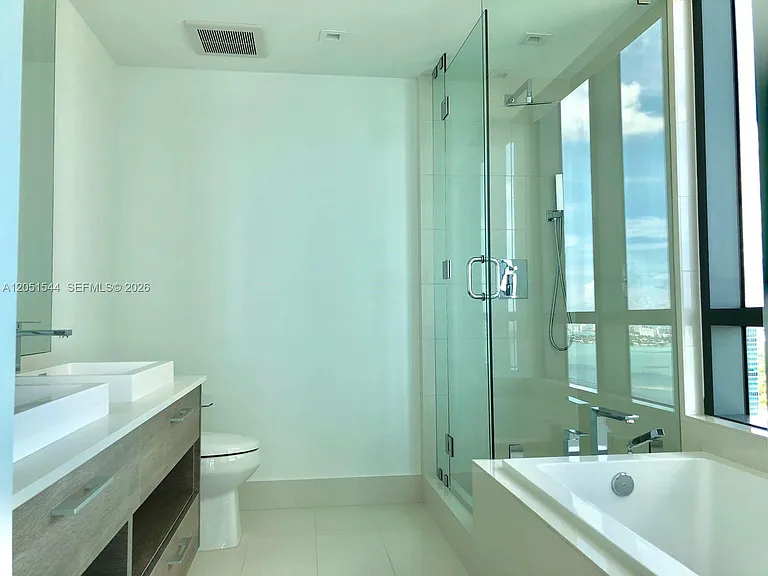 650 NE 32nd St #3307 — Photo 6