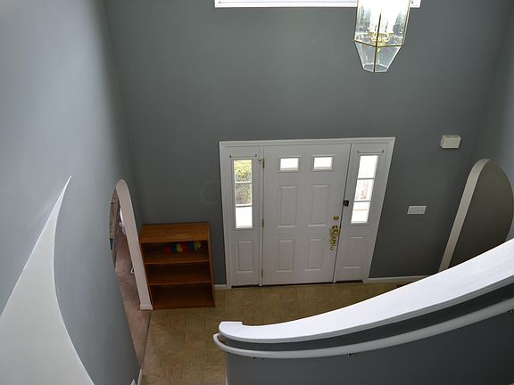 4th image of 38 Knights Bridge Dr W