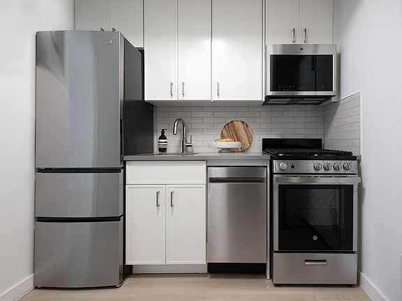 4th image of 115 E 34th St #1806