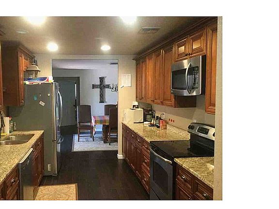 3rd image of 1321 W Calle De La Plz