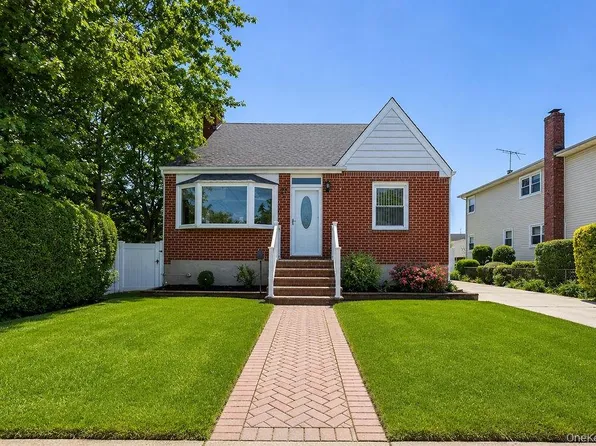 27 Alice Court, East Rockaway, NY 11518
