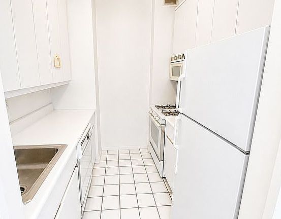 5th image of 200 E 69th St APT 5K
