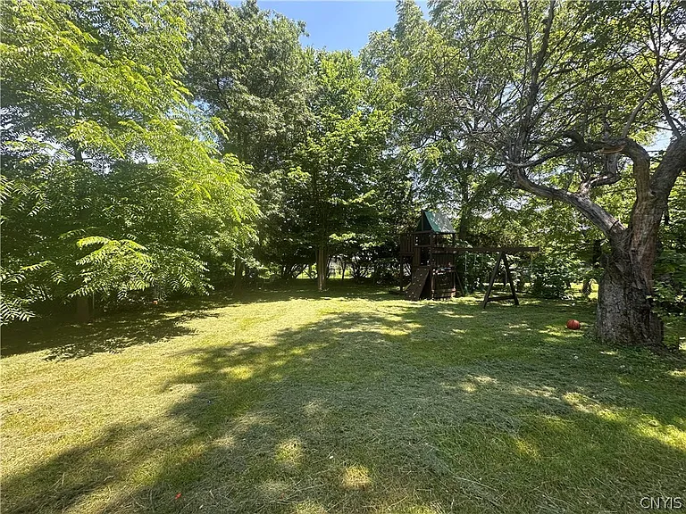 11 Winmar Cres — Photo 4