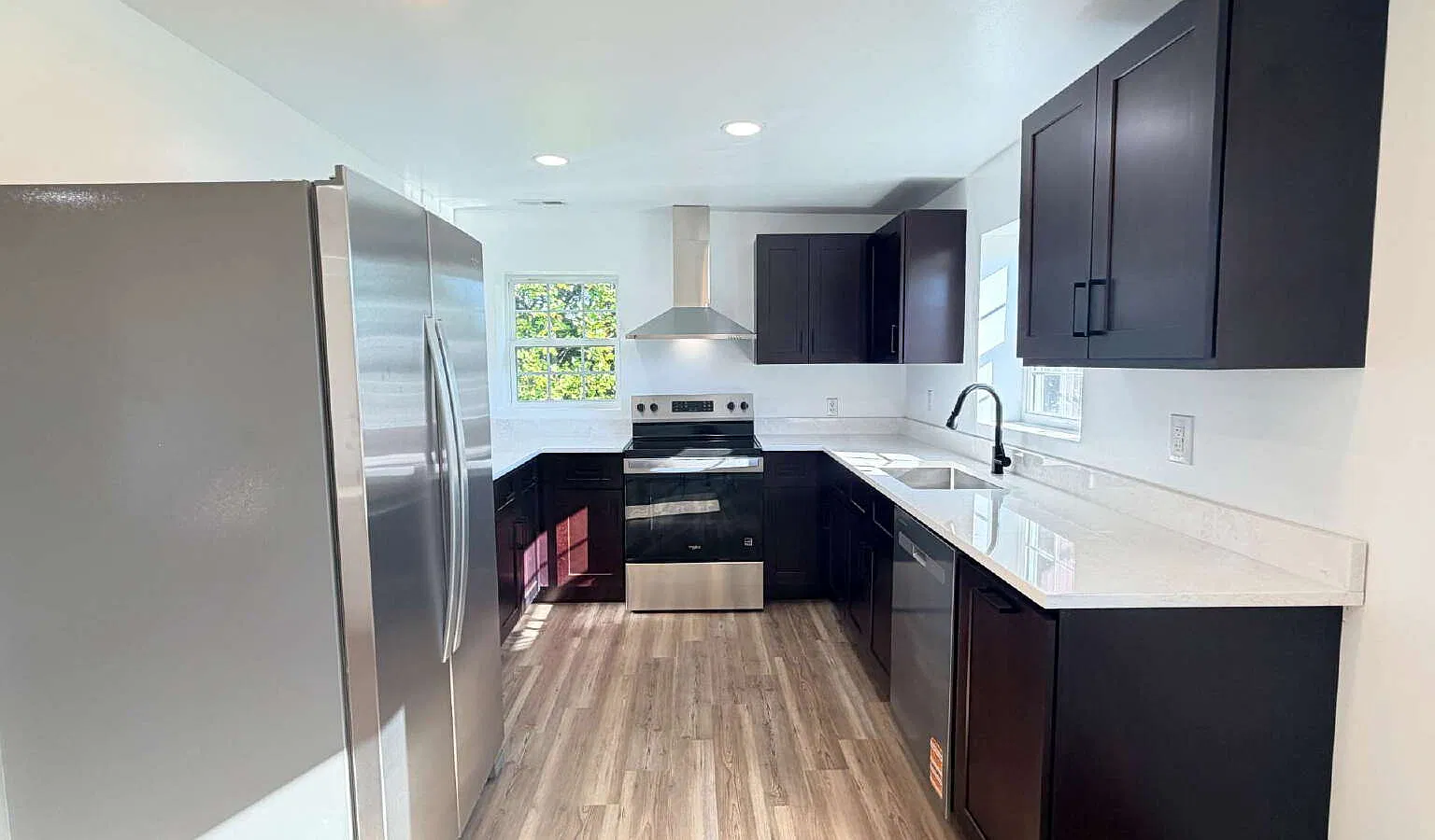3 bed, 2.0 bath, 1355 sqft, $2,000 — Photo 2